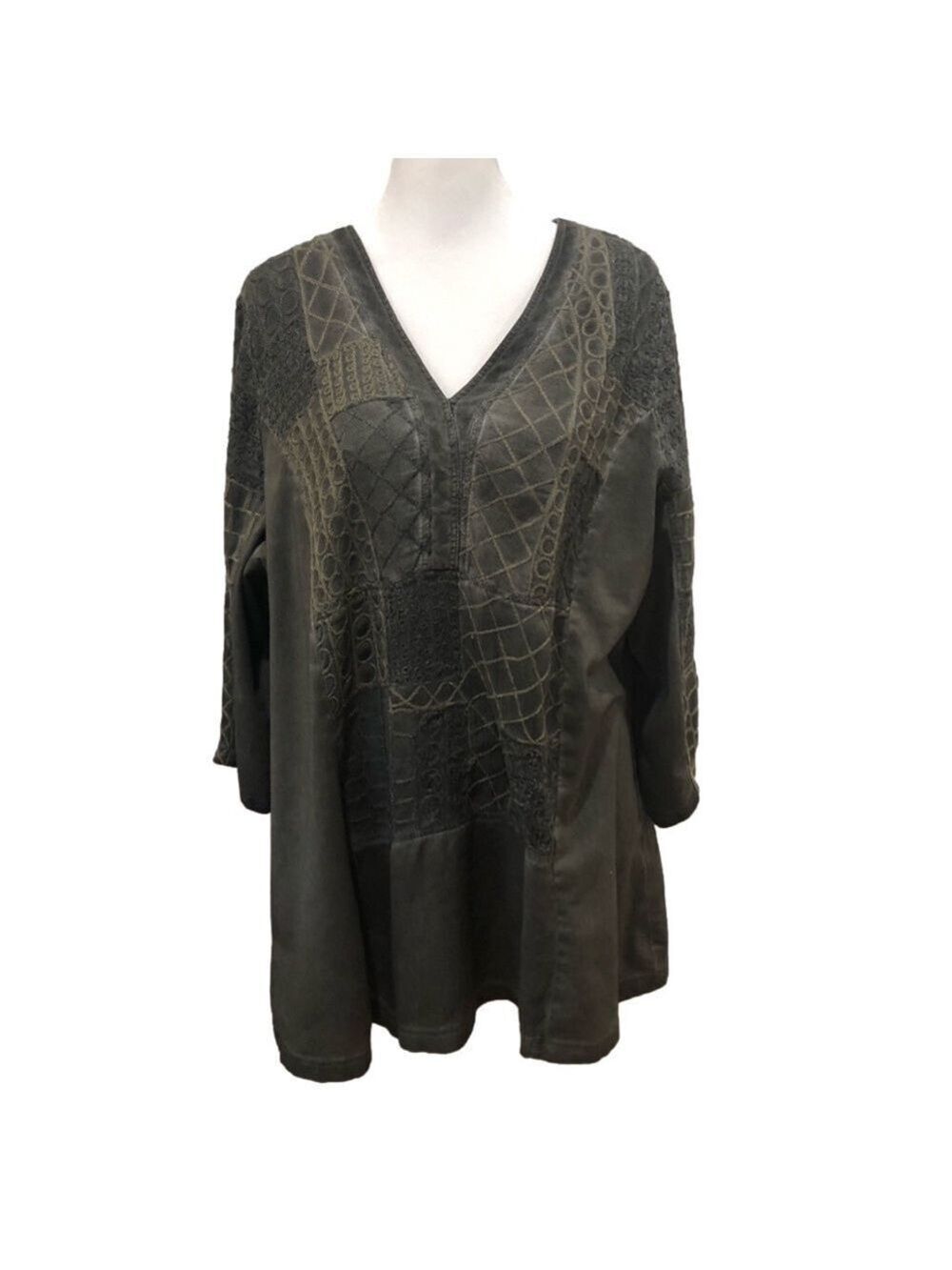 Parsley & Sage Size 1X top with embroidery and intentional color irregularities.